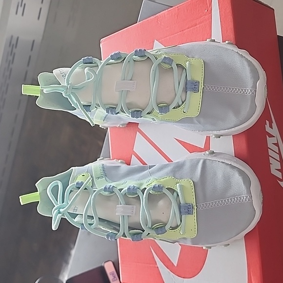 Women's Nike React Element 55 sneakers. - Picture 4 of 11
